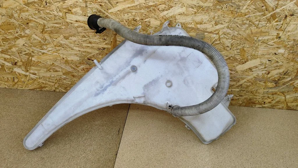 Windshield washer fluid reservoir/tank 7068998
