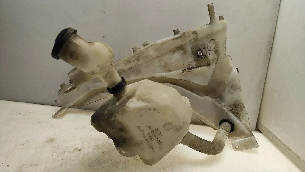 Windshield washer fluid reservoir/tank – Volvo S40 (2004-2007)