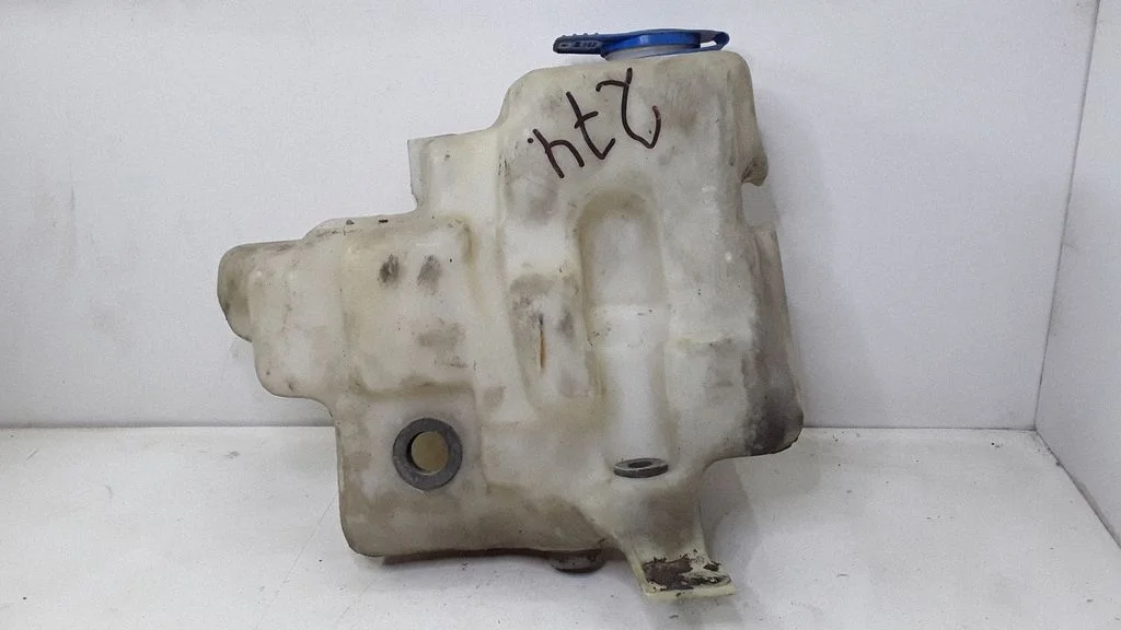 Windshield washer fluid reservoir/tank – Volkswagen Golf IV (1998-2005)