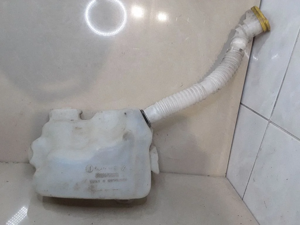 Windshield washer fluid reservoir/tank 8200104705D