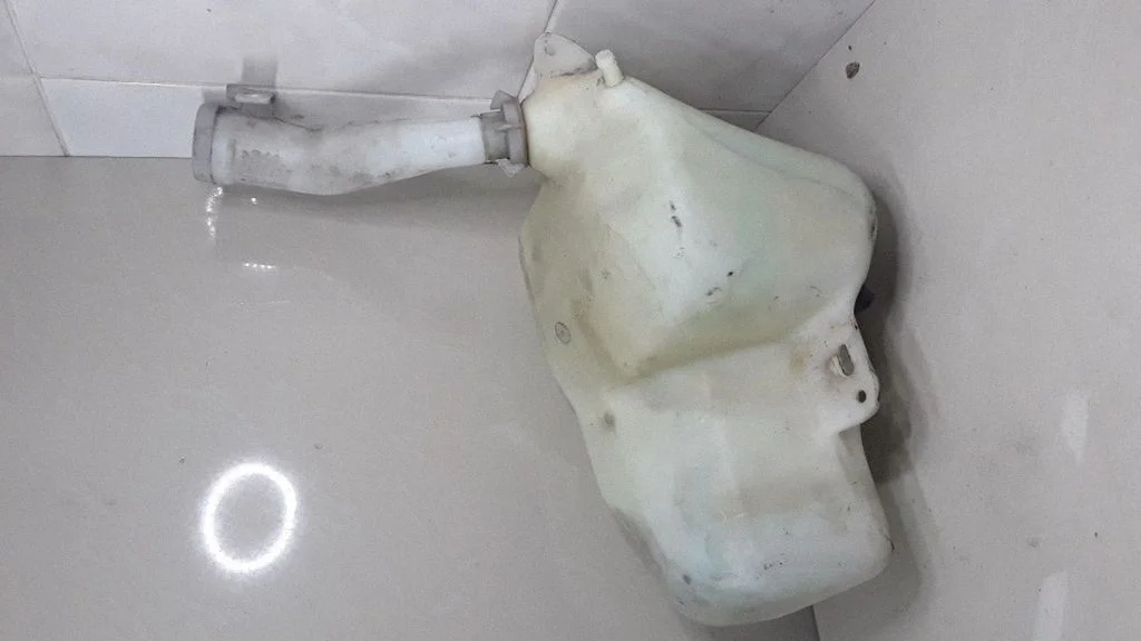 Windshield washer fluid reservoir/tank 4572046