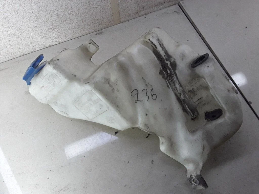 Windshield washer fluid reservoir/tank – Volkswagen Passat B5 (1997-2000)