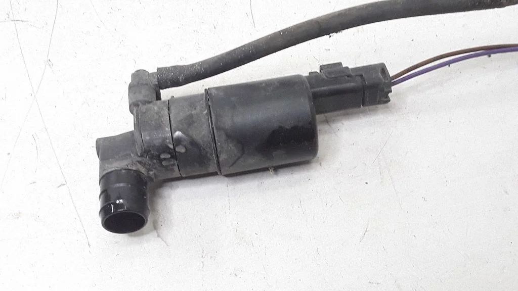 Windscreen/windshield washer pump – Citroen C5 (2005-2008)