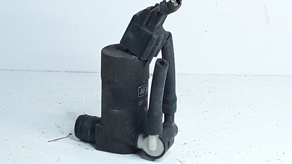 Windscreen/windshield washer pump – Volvo V50 (2004-2007)