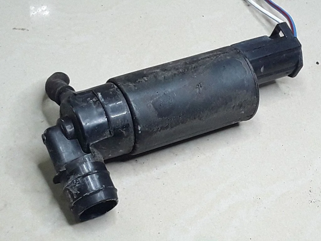 Windscreen/windshield washer pump – Toyota Avensis T250 (2003-2006)