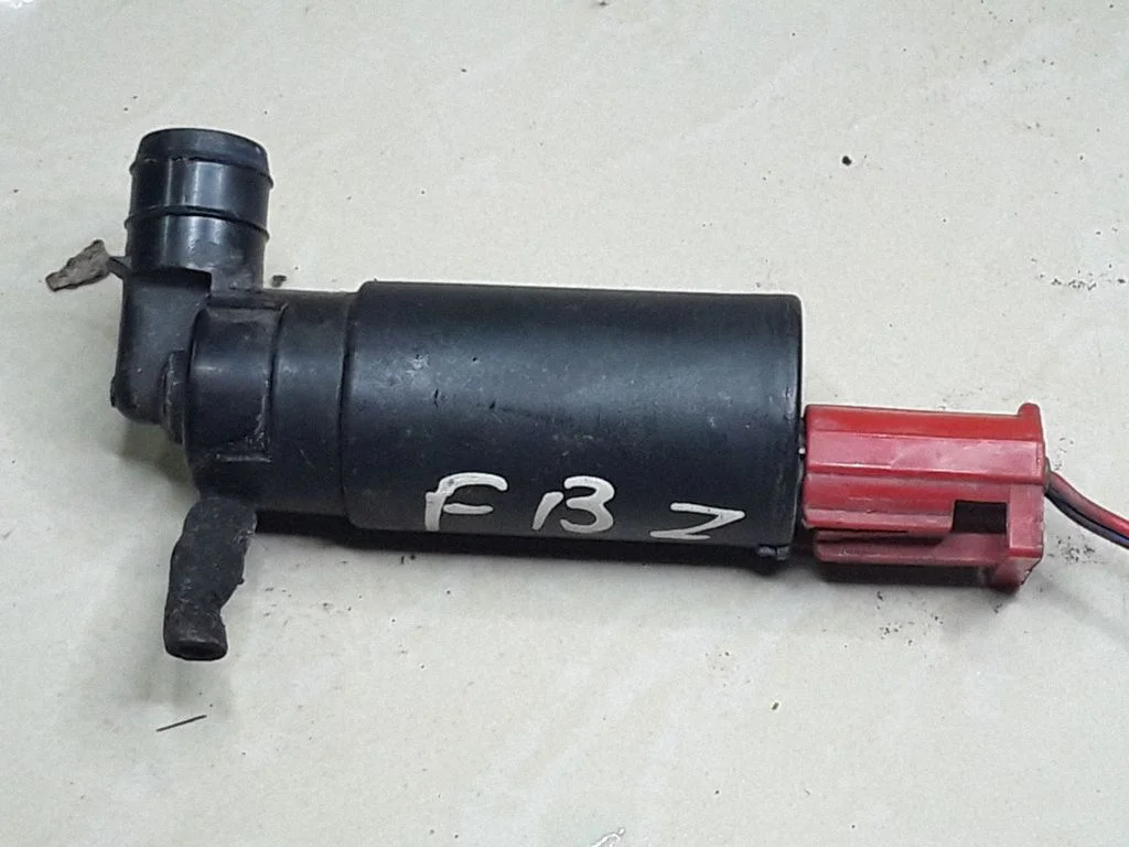 Windscreen/windshield washer pump – Toyota Avensis T250 (2003-2006)