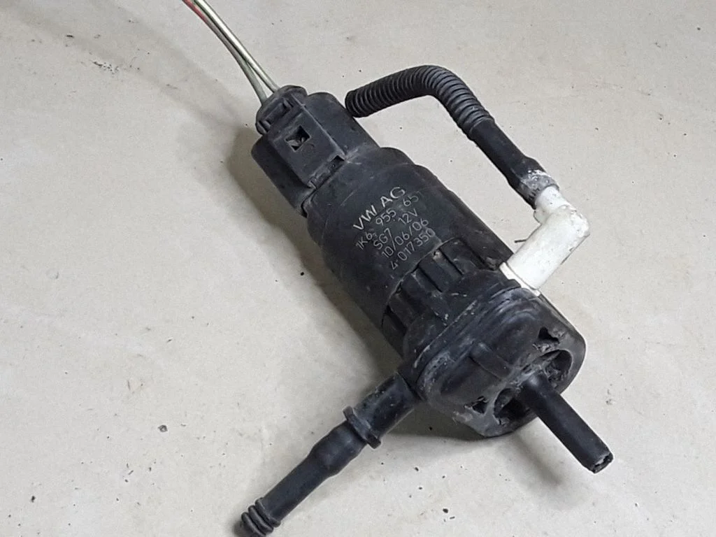 Windscreen/windshield washer pump 1K6955651