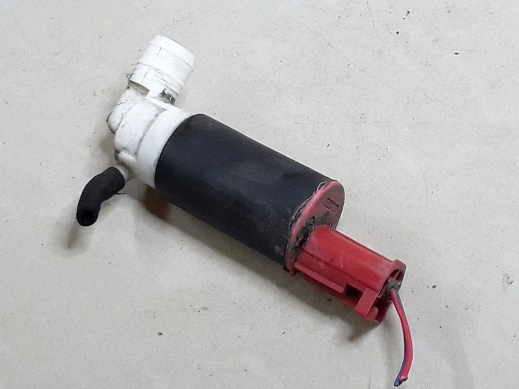 Windscreen/windshield washer pump – Toyota Avensis T250 (2006-2009)