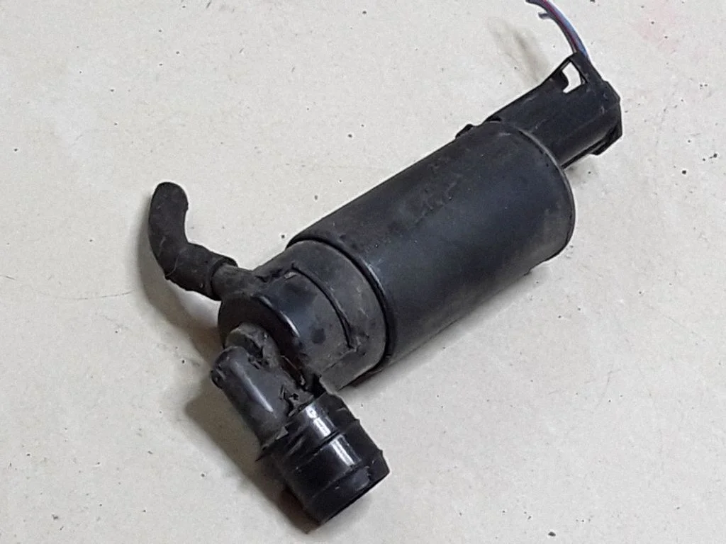 Windscreen/windshield washer pump – Toyota Avensis T250 (2006-2009)