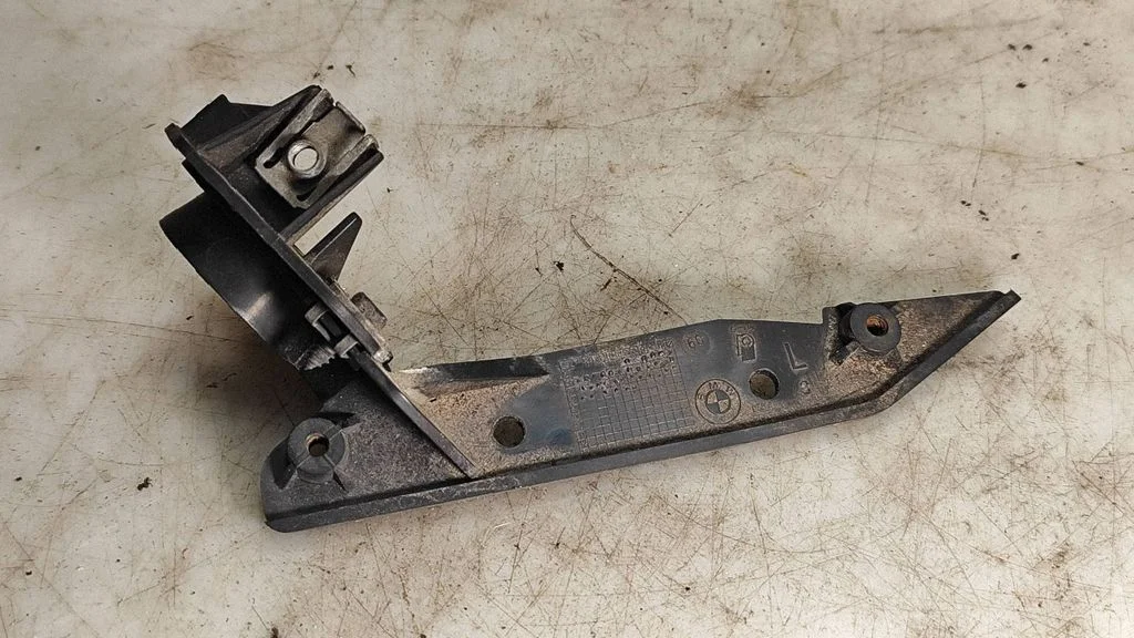 Headlight/headlamp mounting bracket 7136827