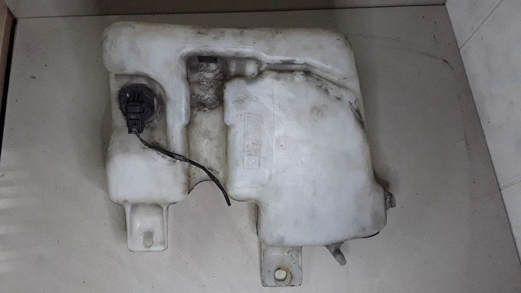 Windshield washer fluid reservoir/tank 61668352898