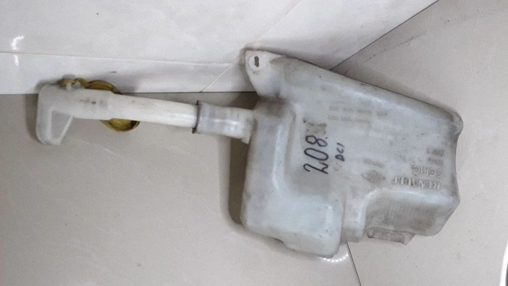 Windshield washer fluid reservoir/tank 8200000527