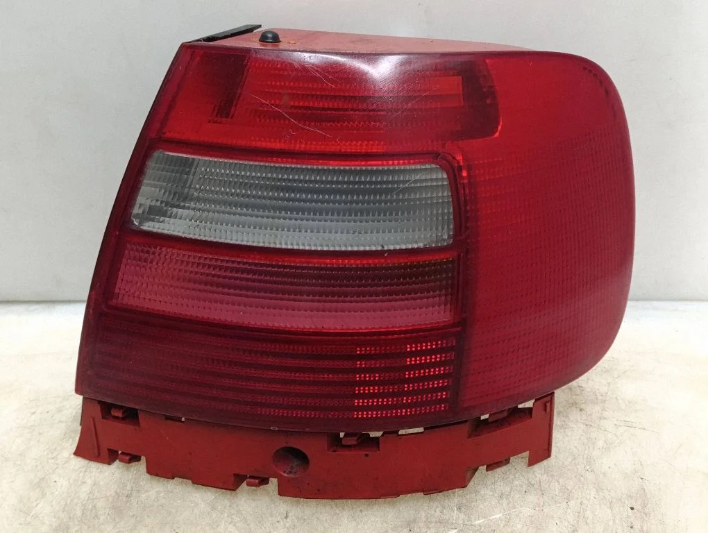 Lampa tylna w błotniku 8D0945096C