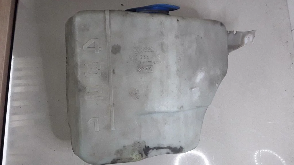 Windshield washer fluid reservoir/tank – Volkswagen Passat B4 (1994-1996)