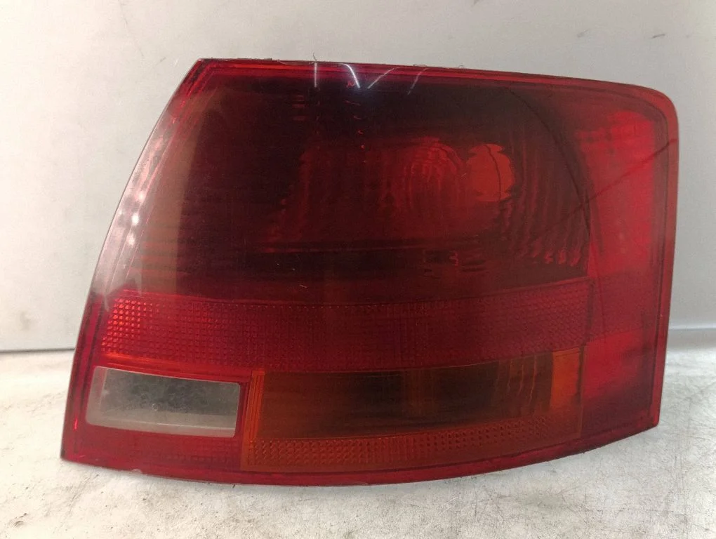 Lampa tylna w błotniku 8E9945096E