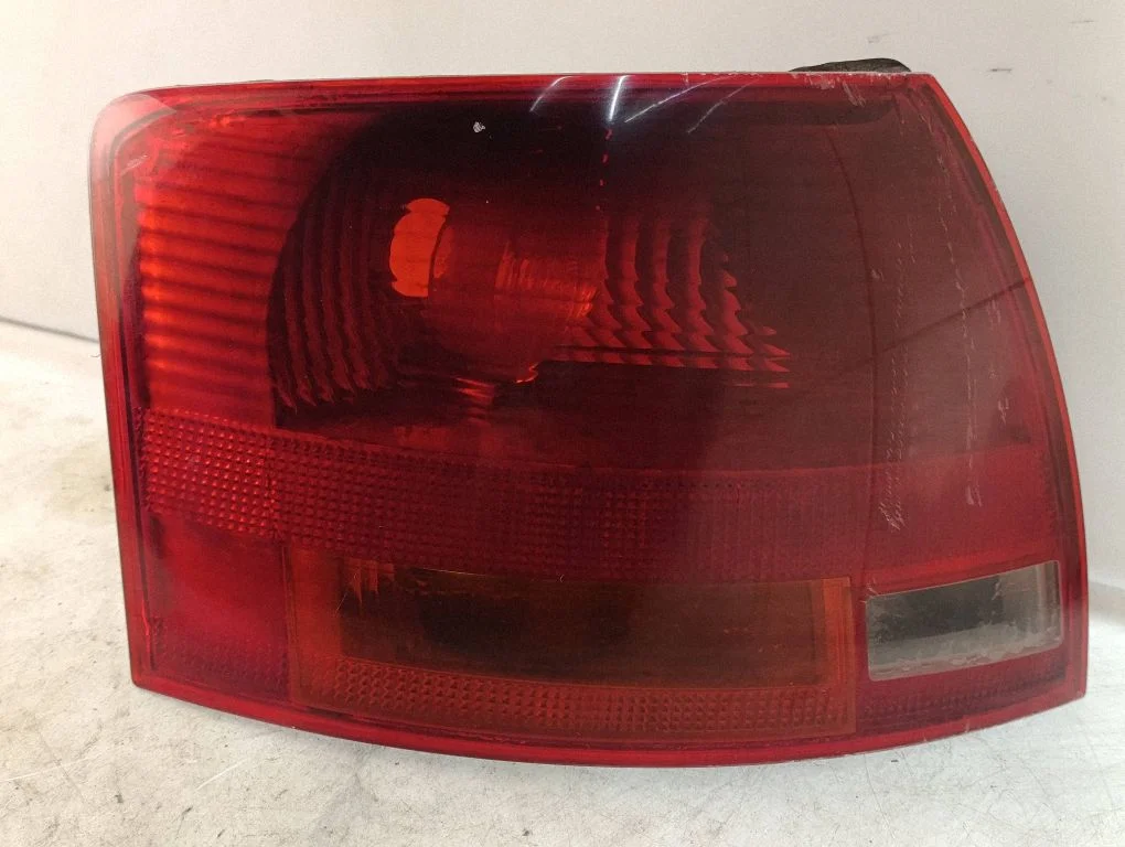 Lampa tylna w błotniku 8E9945095E