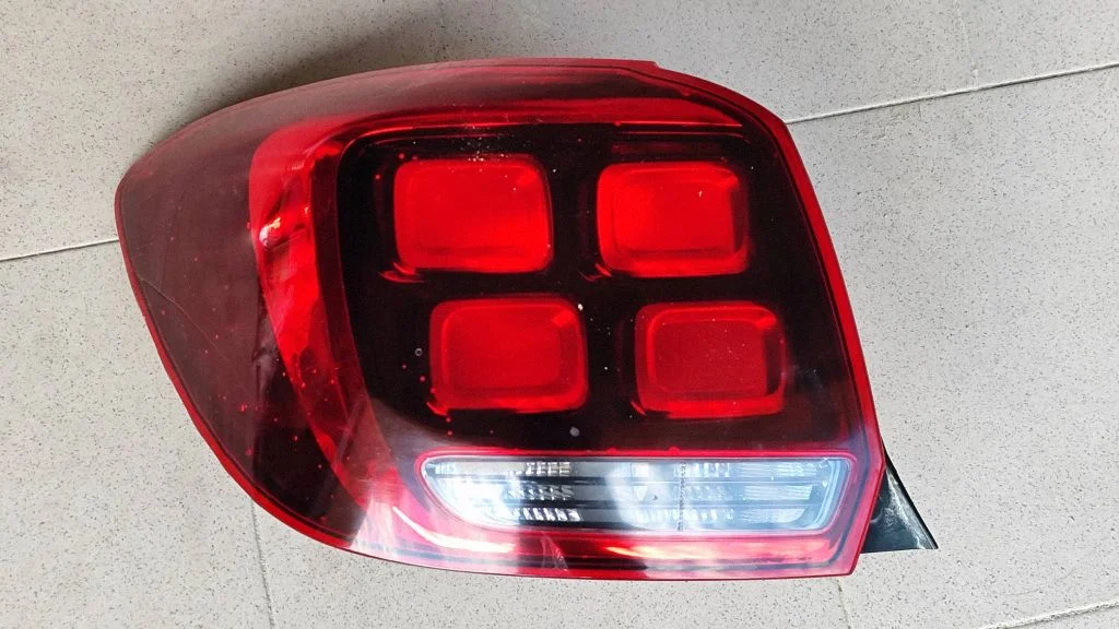 Rear/tail lights 265554938R