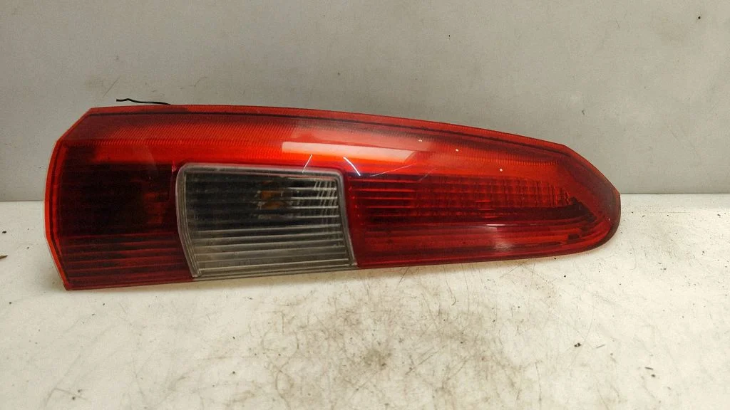 Rear/tail lights – Volvo V70 (2000-2004)