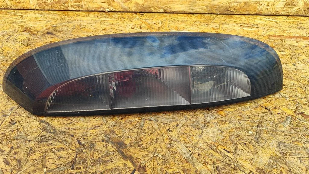 Lampa tylna w błotniku – Opel Corsa C (2000-2006)