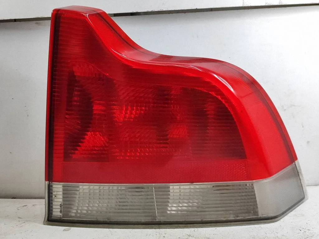 Aizmugurējais lukturis virsbūvē – Volvo S60 (2001-2004)
