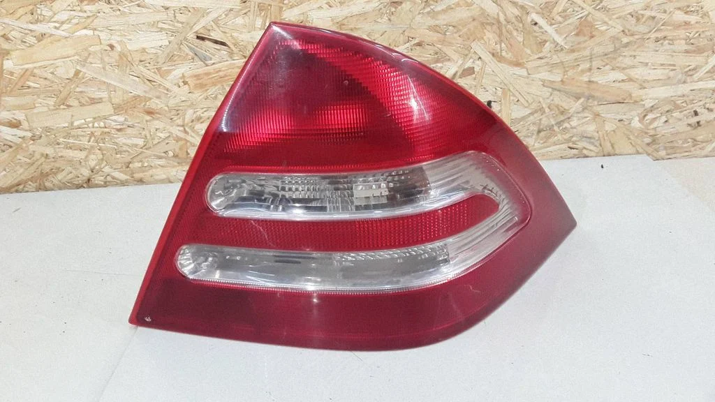 Lampa tylna w błotniku – Mercedes-Benz Klasa C W203 (2000-2007)