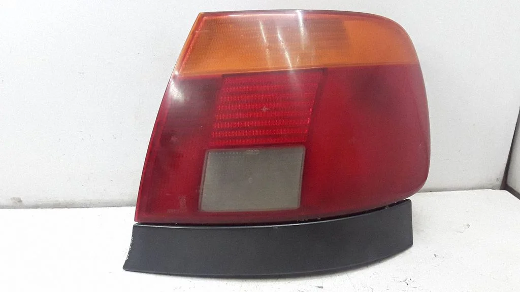 Lampa tylna w błotniku 8D0945096A