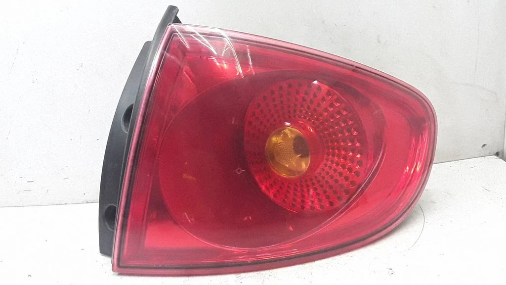 Lampa tylna w błotniku 5P0945096D