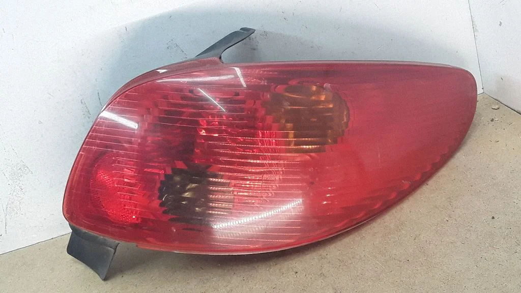 Rear/tail lights – right
