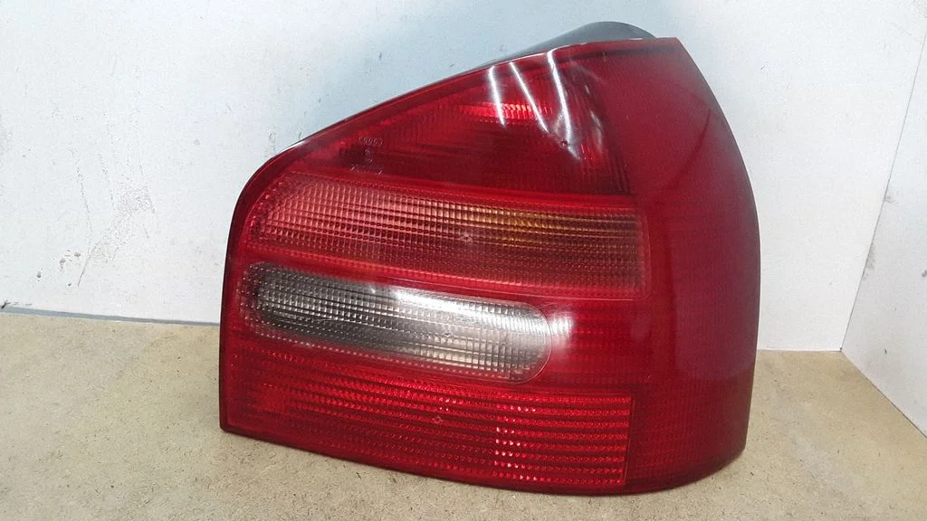 Rear/tail lights – right