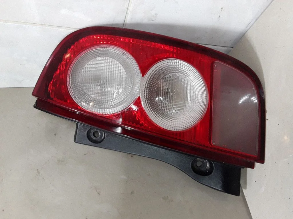 Lampa tylna w błotniku – Nissan Micra (2003-2007)