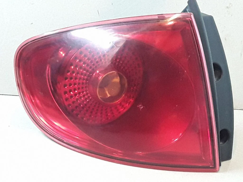 Lampa tylna w błotniku 5P0945095E