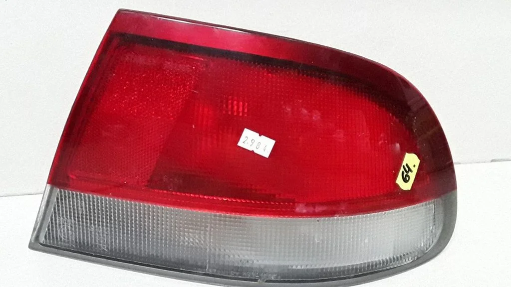 Aizmugurējais lukturis virsbūvē 0431395