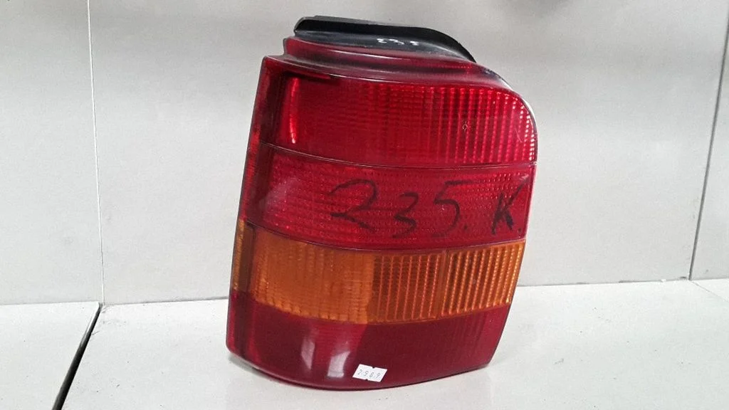 Lampa tylna w błotniku 93GG13N004 – Ford Scorpio (1995-1998)