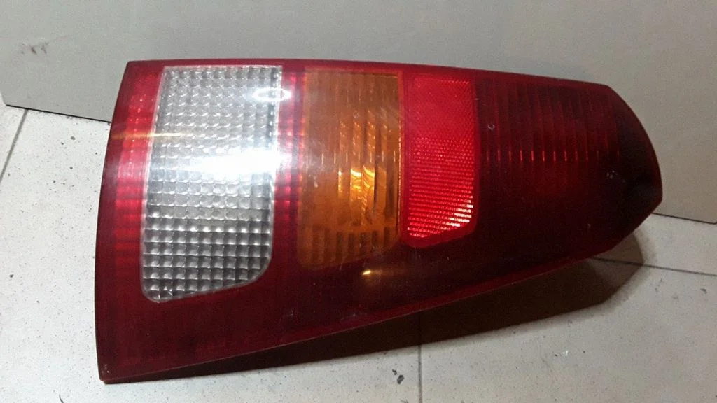 Lampa tylna w błotniku – Ford Focus (1998-2004)