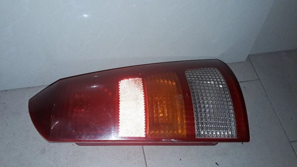 Lampa tylna w błotniku – Ford Focus (1998-2004)