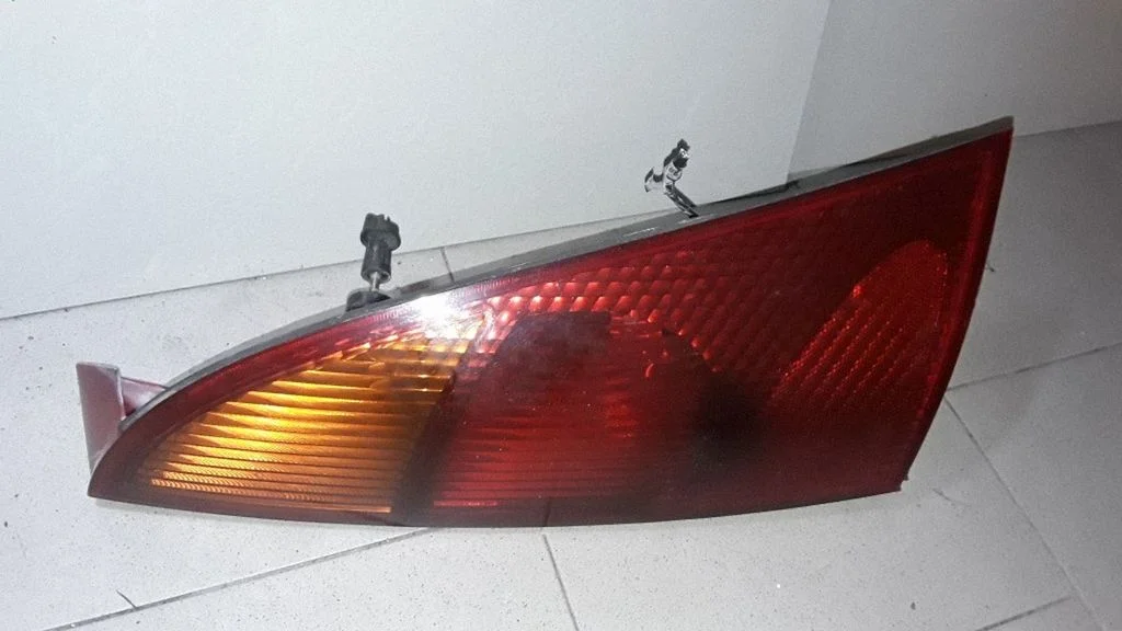 Lampa tylna w błotniku – Ford Focus (1998-2004)