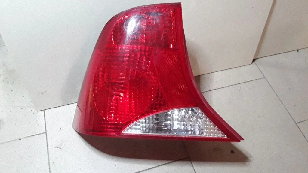 Lampa tylna w błotniku – Ford Focus (1998-2004)