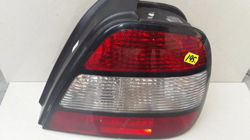 Rear/tail lights – right