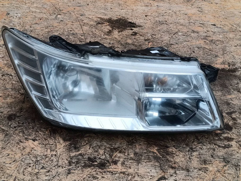 Priekšējais lukturis 05067788AA