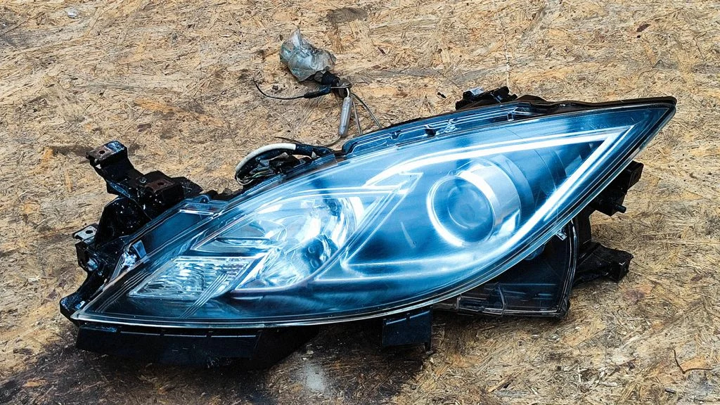 Headlight/headlamp – left