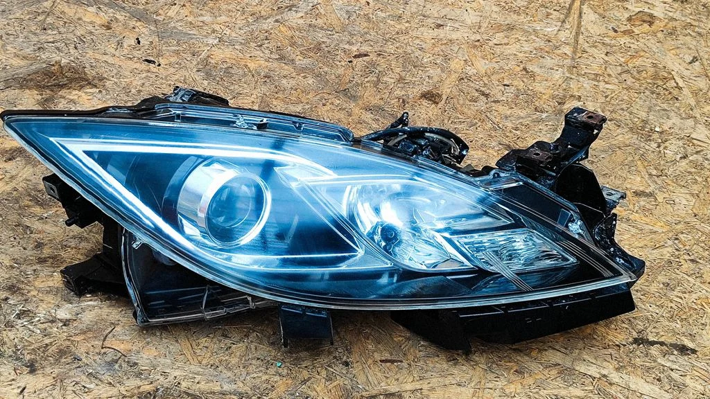 Headlight/headlamp – right