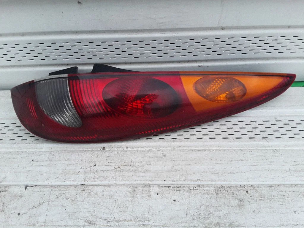 Rear/tail lights – right