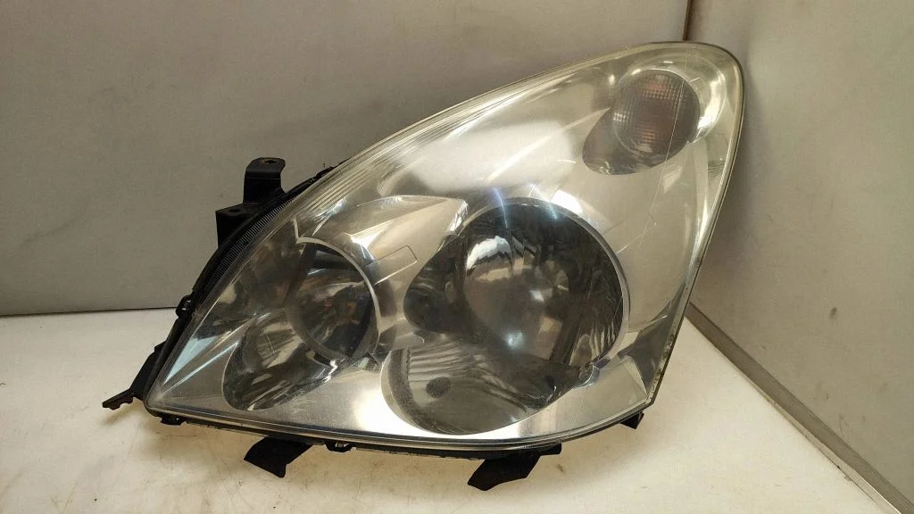 Headlight/headlamp – Toyota Corolla Verso AR10 (2004-2009)