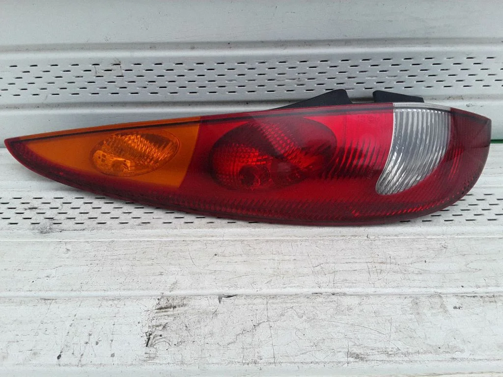 Rear/tail lights – left
