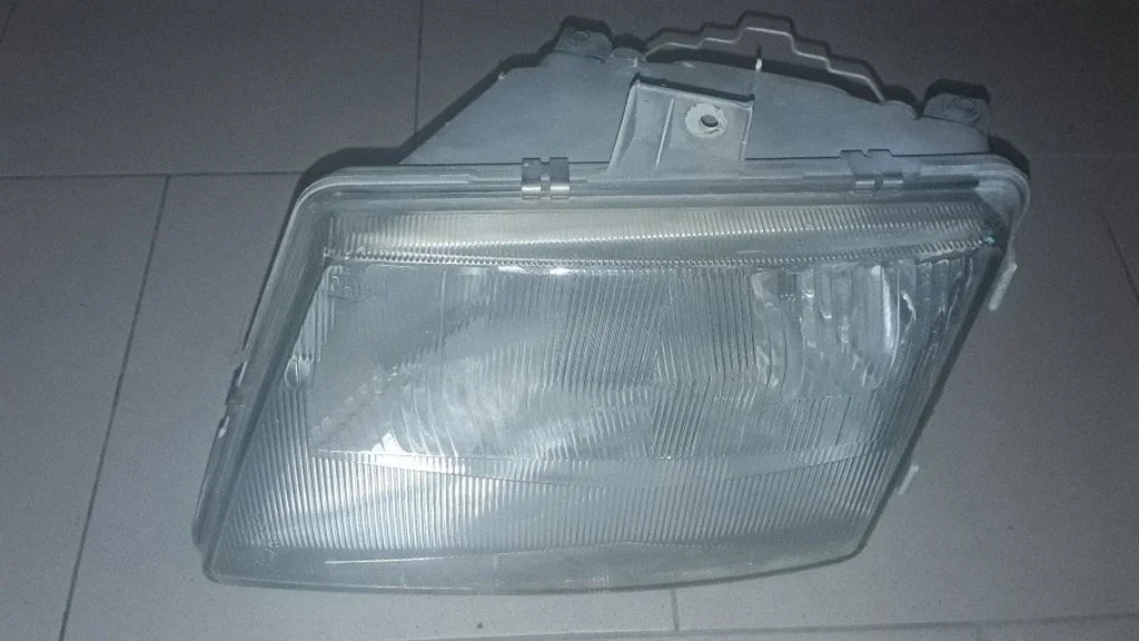 Headlight/headlamp – left