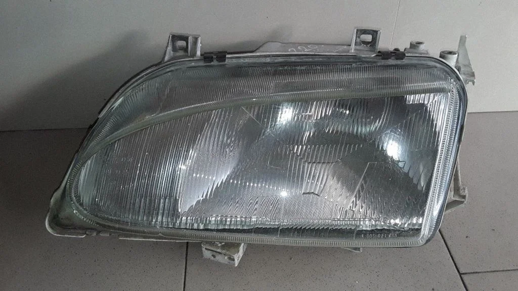 Headlight/headlamp – left