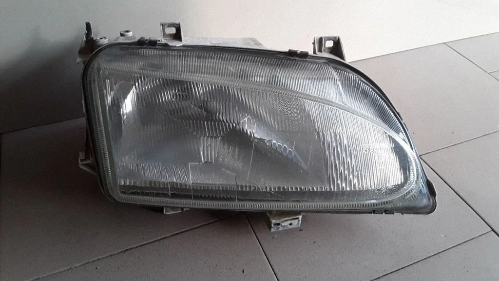 Headlight/headlamp – right