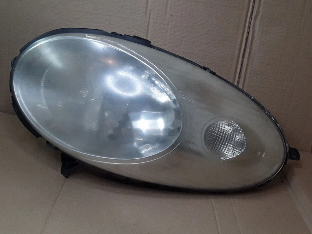 Headlight/headlamp – left