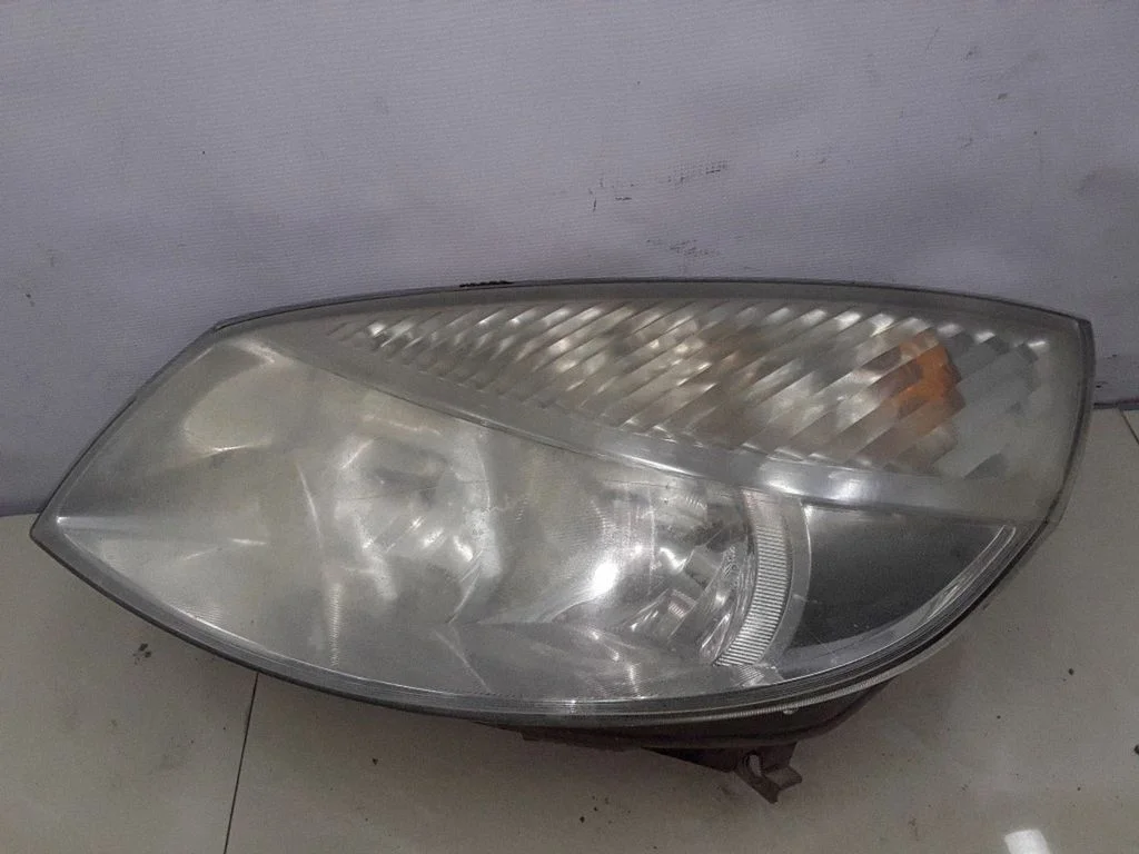 Headlight/headlamp – left