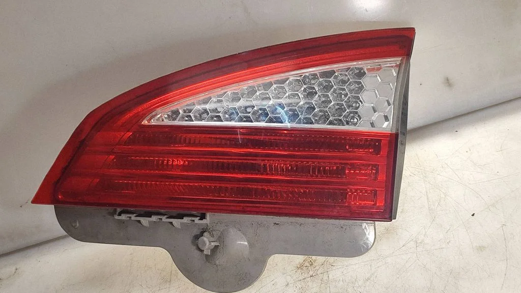 Tailgate rear/tail lights 7S7113A602B